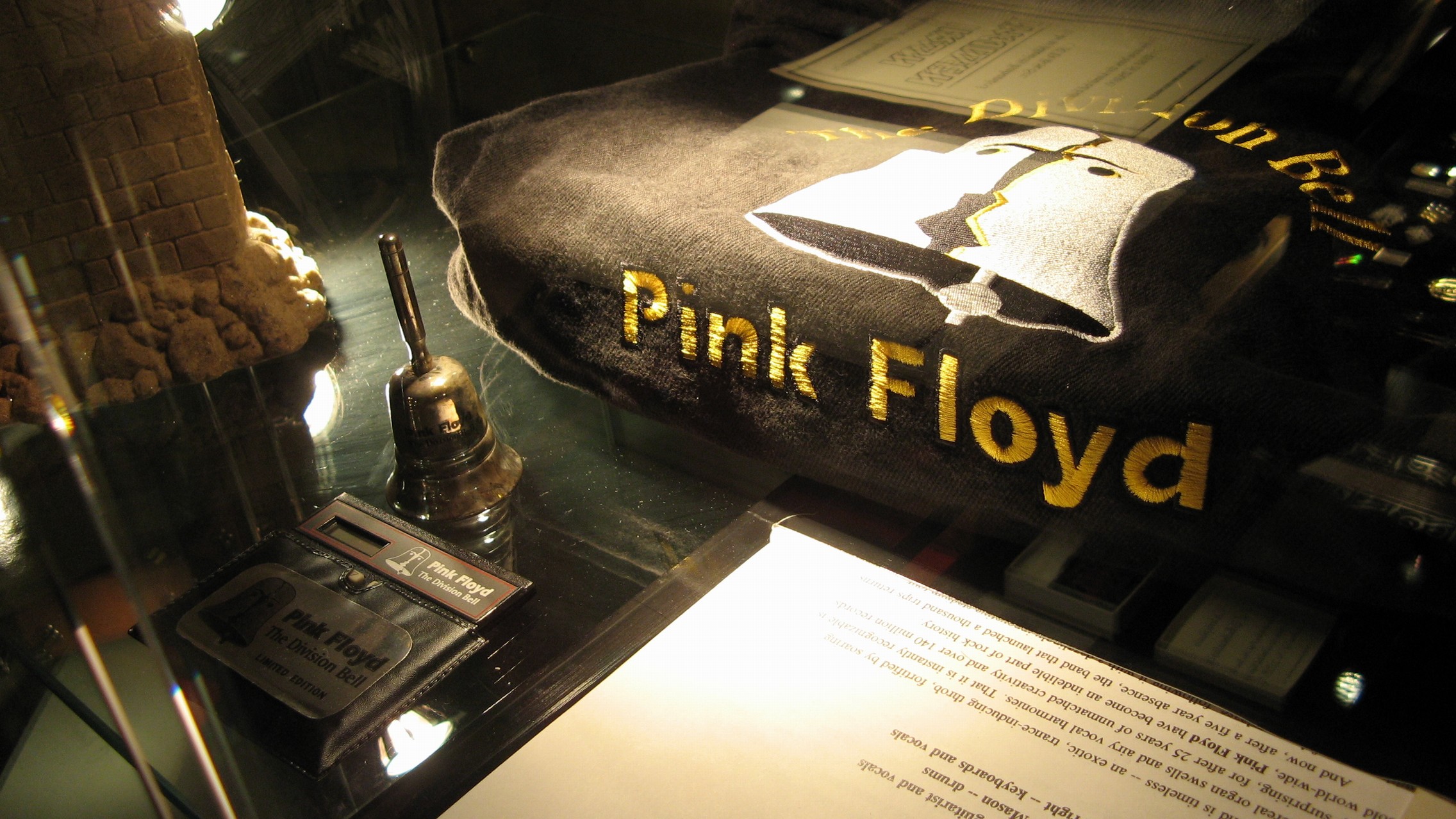 n_05- Pink Floyd - Oggetti da collezione per il disco 'The Division Bell'.jpg